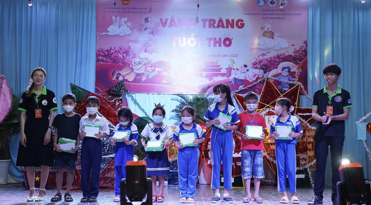 Chương trình trung thu “Vầng trăng tuổi thơ” năm 2022 do CLB Kỹ năng mềm HUFI tổ chức